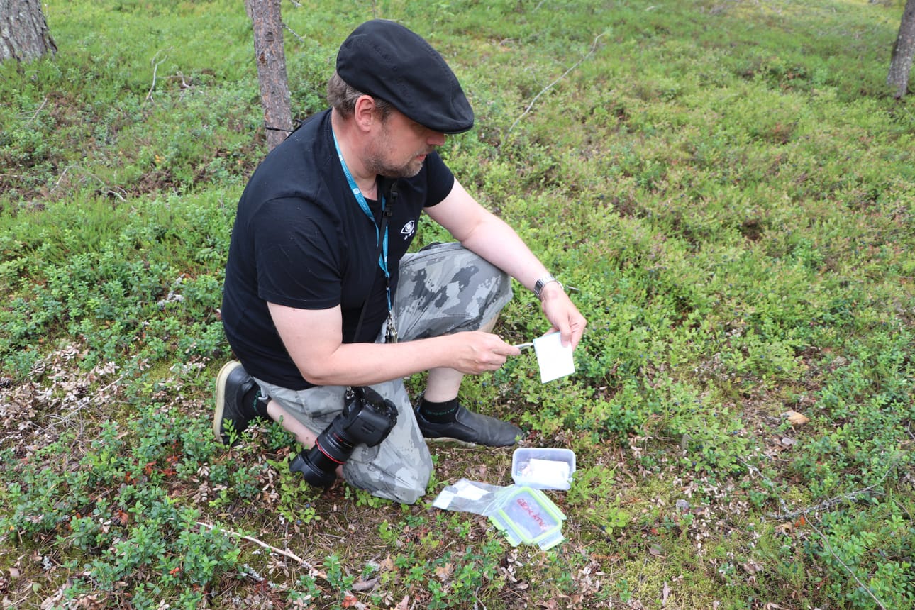 Juha Nyman esittelee tekemäänsä geokätköä. Lokikirjaan merkataan yleensä löytäjän nimimerkki ja päivämäärä. Viimeksi Juhan kätköllä oltiin käyty edellisenä päivänä.
