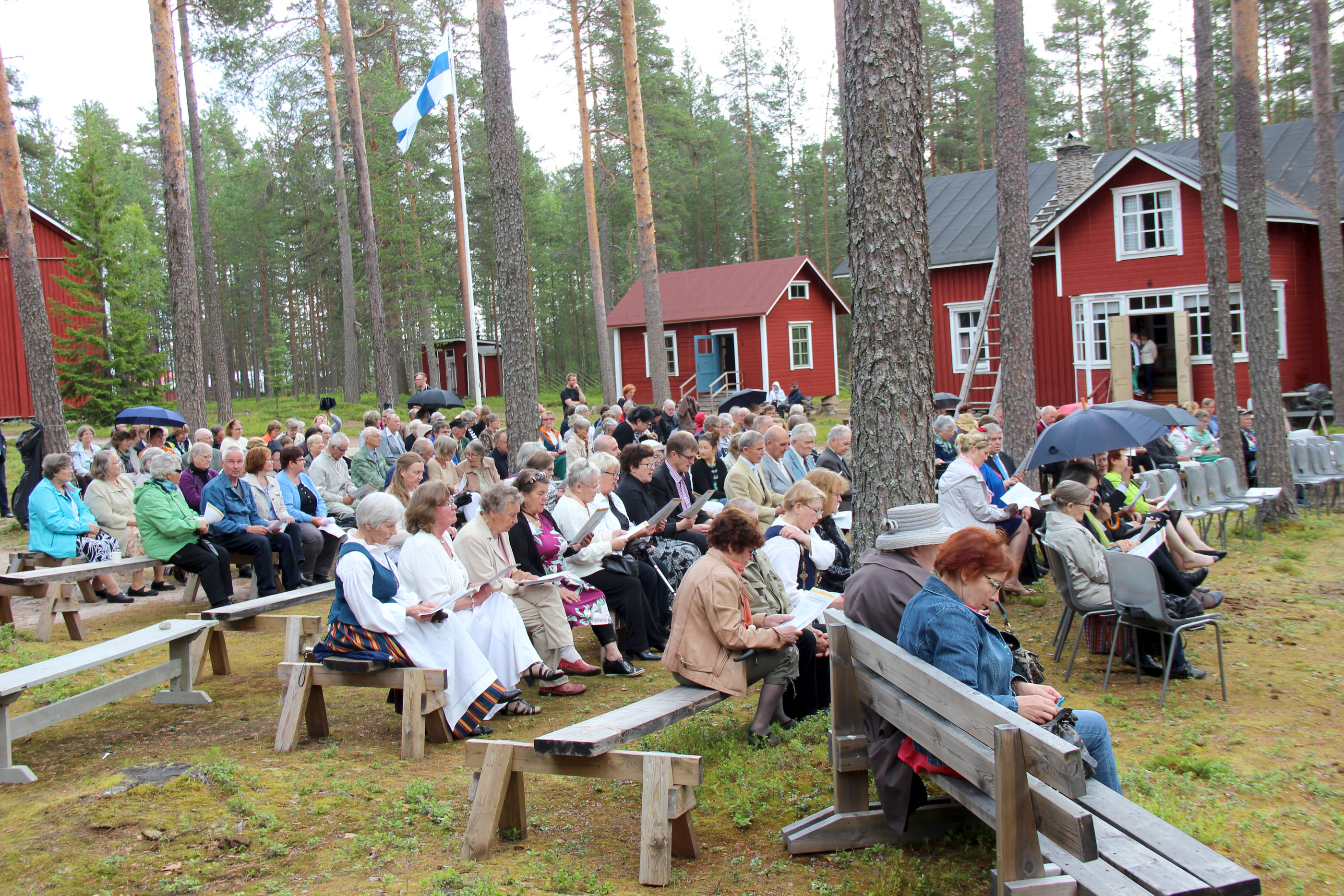 Yhteislaulu kuuluu kotiseutujuhlaan. Varsinaisen juhlan aikaan muutama sadekuuro virkisti päivää, mutta oikealla varustautumisella vahinkoa ei syntynyt. Musiikista vastasivat Terttu Puurunen ja kanttori Keijo Piirainen.