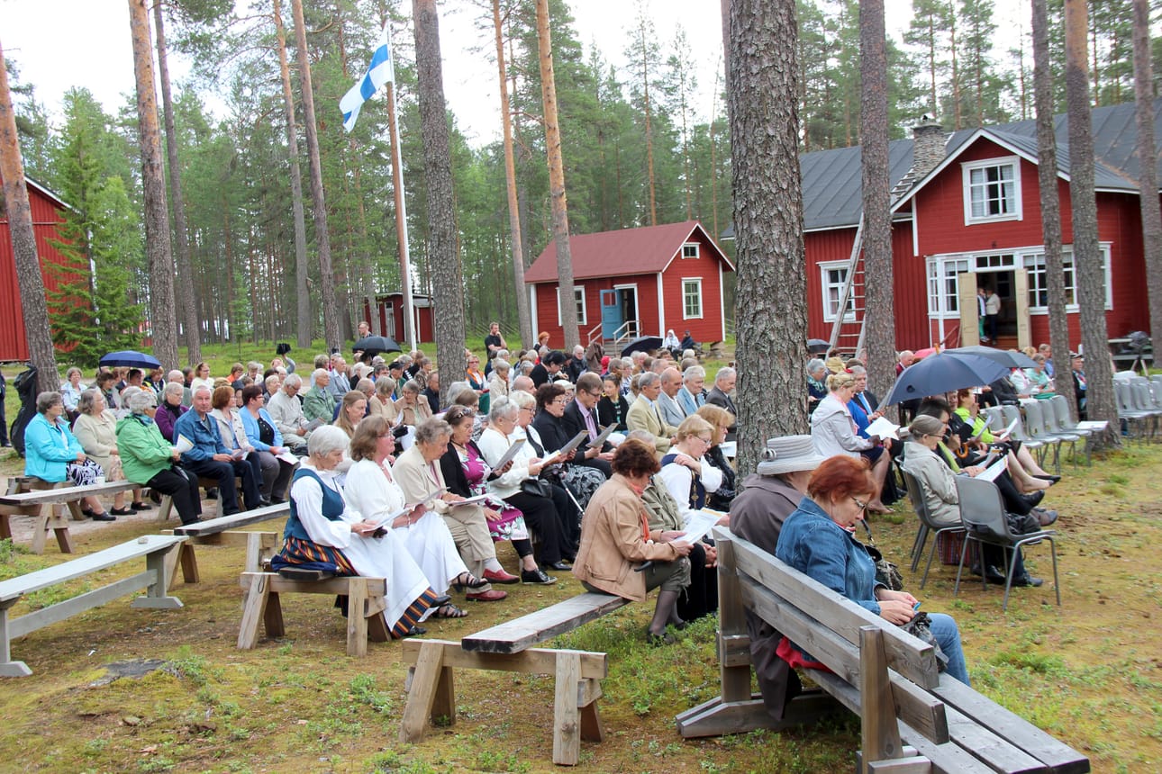 Yhteislaulu kuuluu kotiseutujuhlaan. Varsinaisen juhlan aikaan muutama sadekuuro virkisti päivää, mutta oikealla varustautumisella vahinkoa ei syntynyt. Musiikista vastasivat Terttu Puurunen ja kanttori Keijo Piirainen.