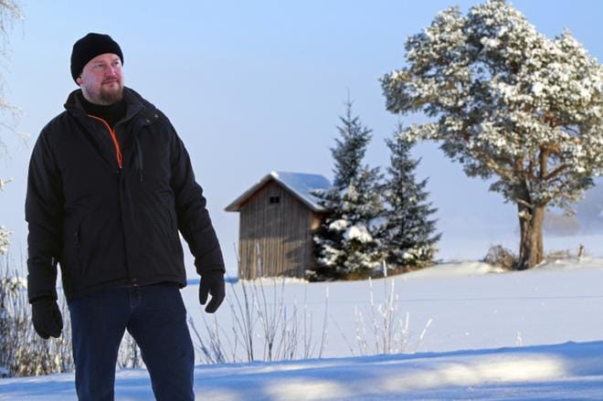 Juho Rintarunsala kiinnostui laulutekstien tekemisestä jo 1990-luvulla, koska omien bändien lauluja piti jonkun sanoittaa. Hän on sittemmin opiskellut asioita itsenäisesti, ja lukenut moneen kertaan esimerkiksi Heikki Salon tekemän laululyriikan käsikirjan nimeltä Kahlekuningaslaji. KUVAT: JORMA HAVULA
