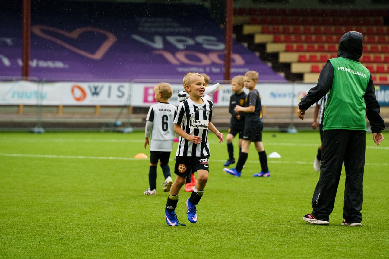 Melvin Toppari nautti viimeisestä peli-illasta Vaasan Lemonsoft stadionilla.