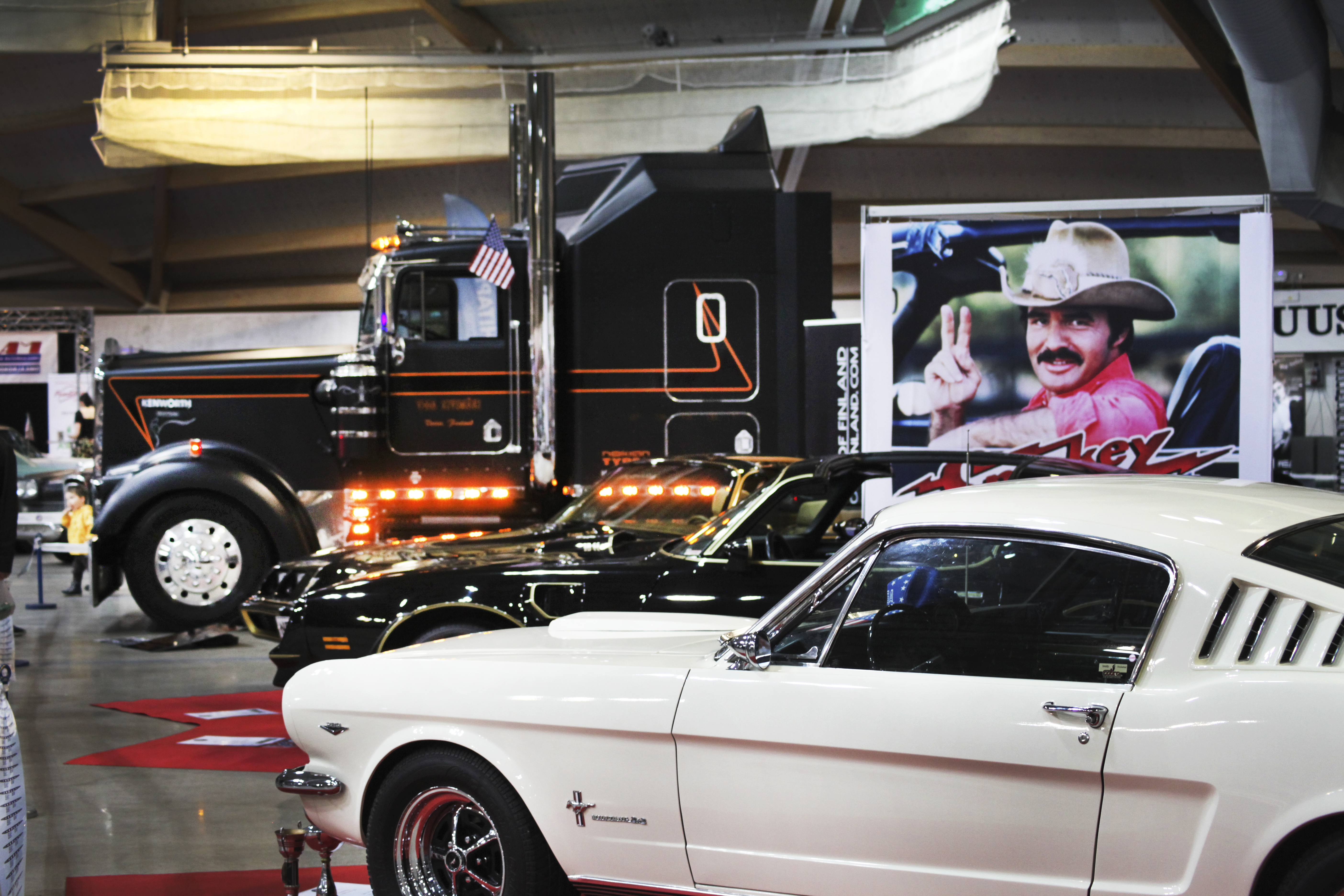 Edessä Ford Mustang, taustalla Kenworth  W900 L
