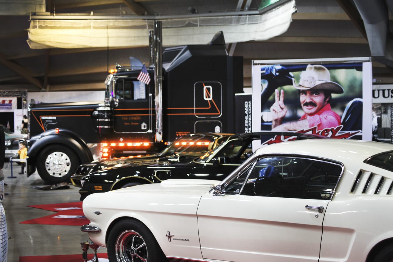 Edessä Ford Mustang, taustalla Kenworth W900 L