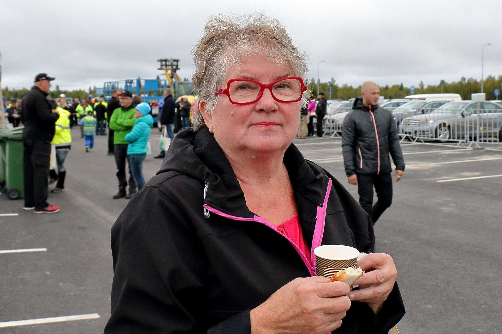 Pirkko Lintunen on jo kokenut Hanhikiven-kävijä, mutta taas oli hyvä päivittää missä alueella mennään.