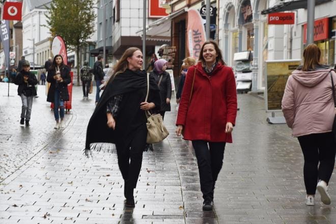 Bünden kävelykatu on tullut Sanna Grundille (vas) ja Kristina Ljungeldille tutuksi vuosien varrella. He muuttivat Bündeen viime vuosikymmenellä. KUVAT: TAPIO LEHTINEN