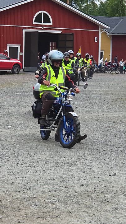 Mopojen Piipsjärven ympärysajon saapuminen