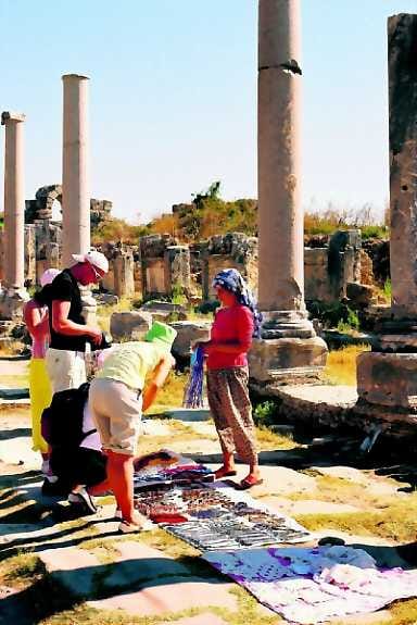 Artemiin tytär. Pergen rauniokaupungissa anatolialaisnainen myy käsitöitään latvialaisille turisteille.