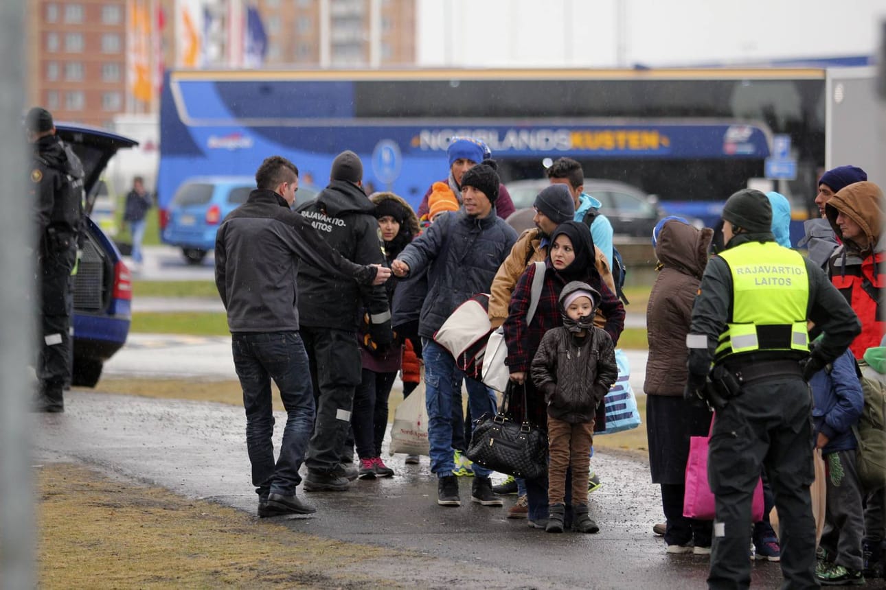 Turvapaikanhakijoita ylittämässä rajaa Torniossa.