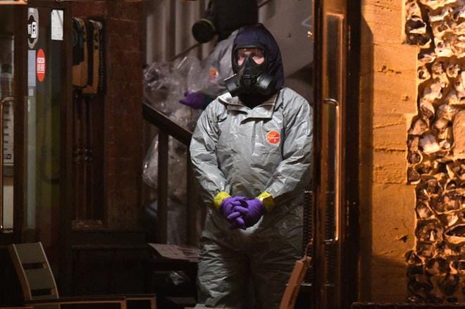 Britannian Salisburyssa tutkittiin keskiviikkona The Mill -pubia. Ex-vakooja Sergei Skripal ja hänen tyttärensä Julia myrkytettiin Salisburyssa lähes kaksi viikkoa sitten. KUVA: FACUNDO ARRIZABALAGA/EPA