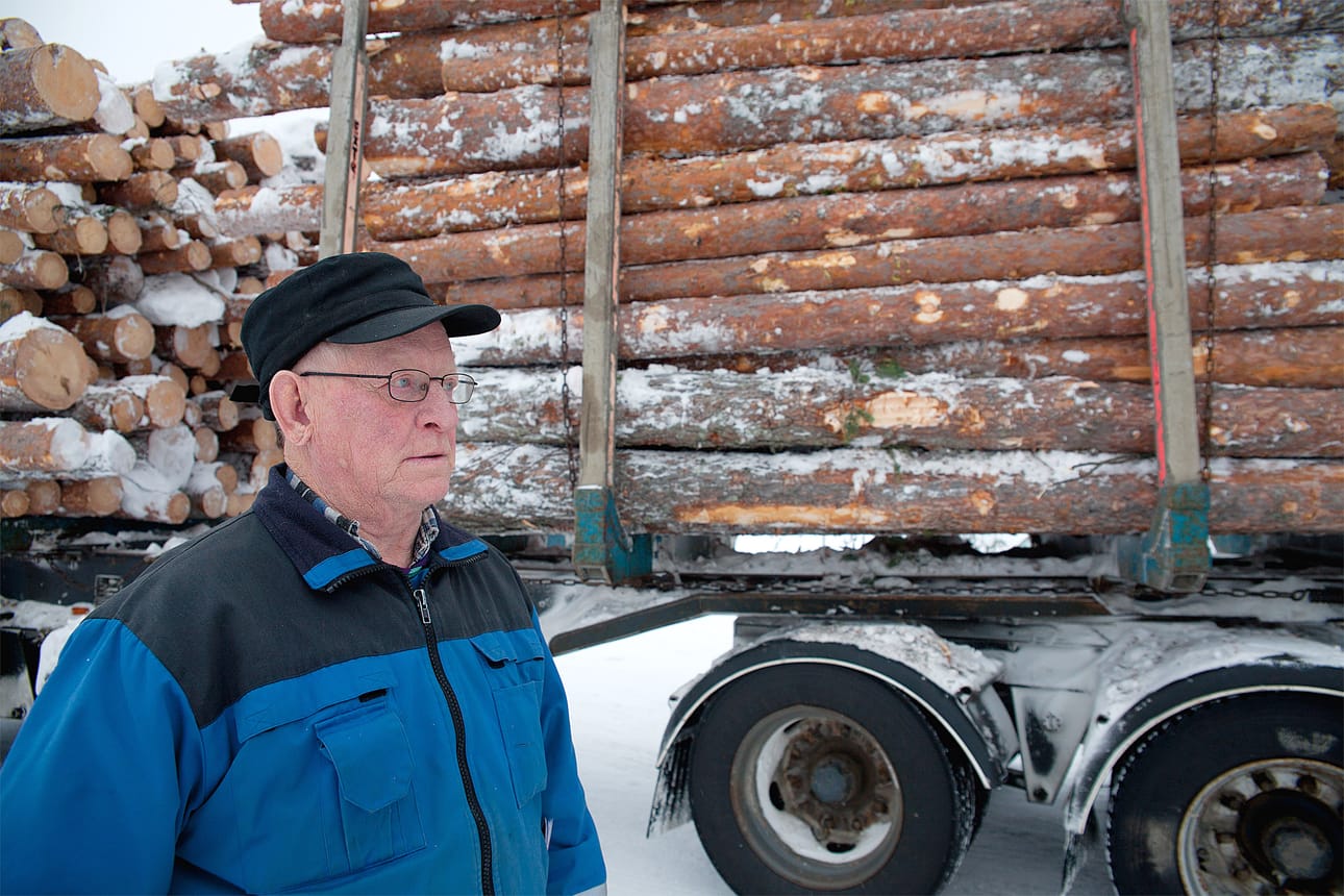 Itsenäistä Taivalkoskea arvostava Aaro Koskela halusi kuvauttaa itsensä puutavara-auton vierellä. – Tämä puunkuljetus siirtyy melko varmasti kumipyöriltä rautateille, kunhan Taivalkosken rata kunnostetaan.