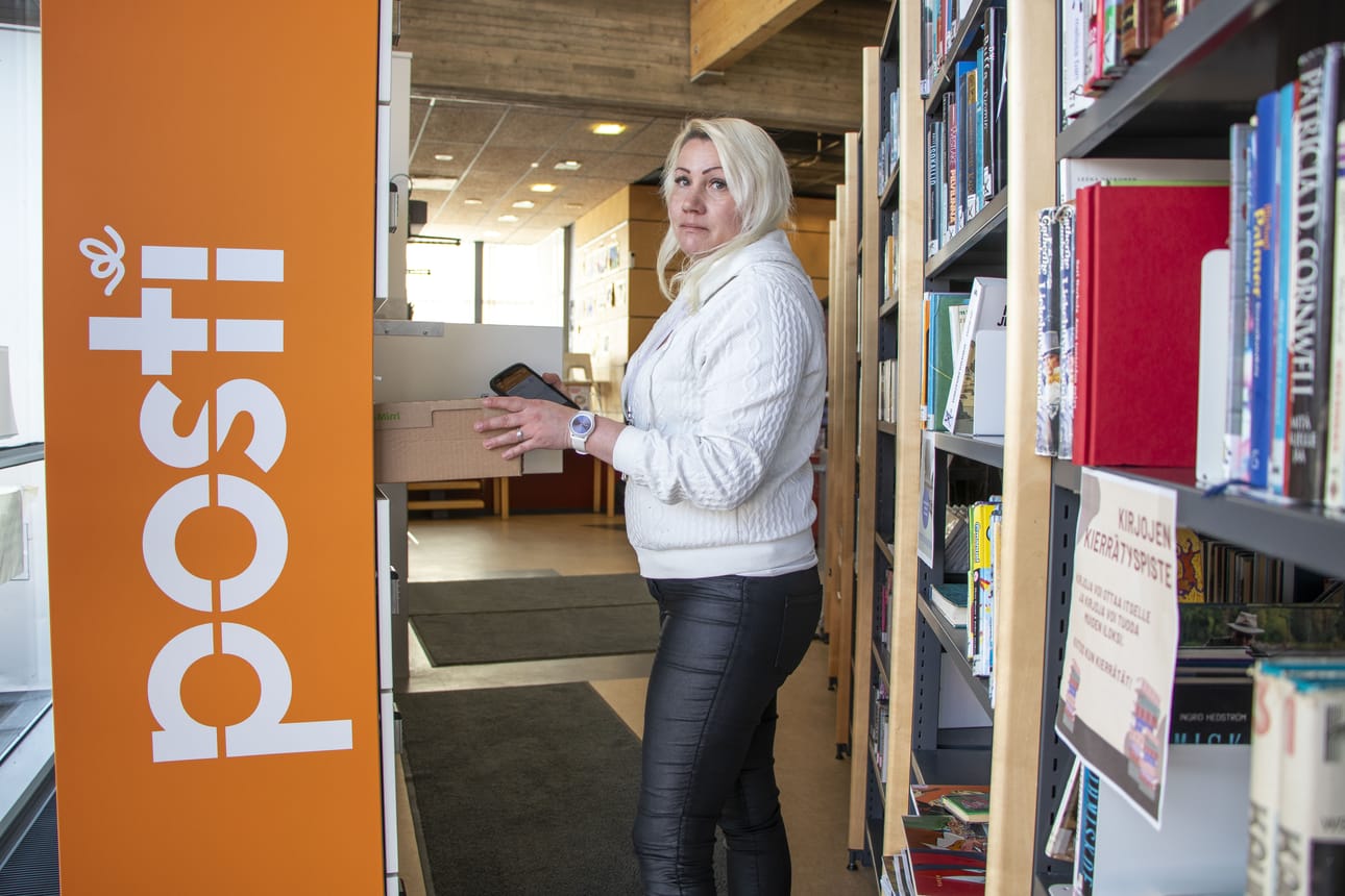 Posti on suunnitellut lopettavansa Lumijoen kirjaston asiointipisteen, jolloin jäljelle jäisi vain automaatit. Postityöntekijä Krista Tyyskä on suunnitelmista harmissaan.