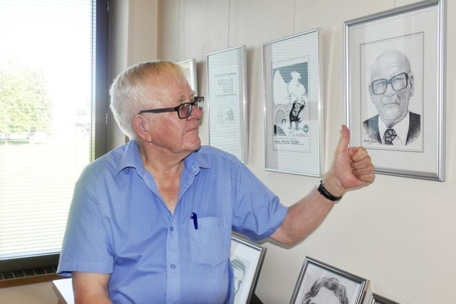 Martti ja Urkki. Ilkan toimittajana tutuksi tullutta Niemeä harmittaa, ettei tätä piirrosta tullut toimitettua Kekkoselle. Jäljennös on silti päätynyt Niemen tietämättä Lepikon torpalle, jossa Urkin katse seuraa turisteja kunniapaikalta. KUVA: MINNA SALORANTA