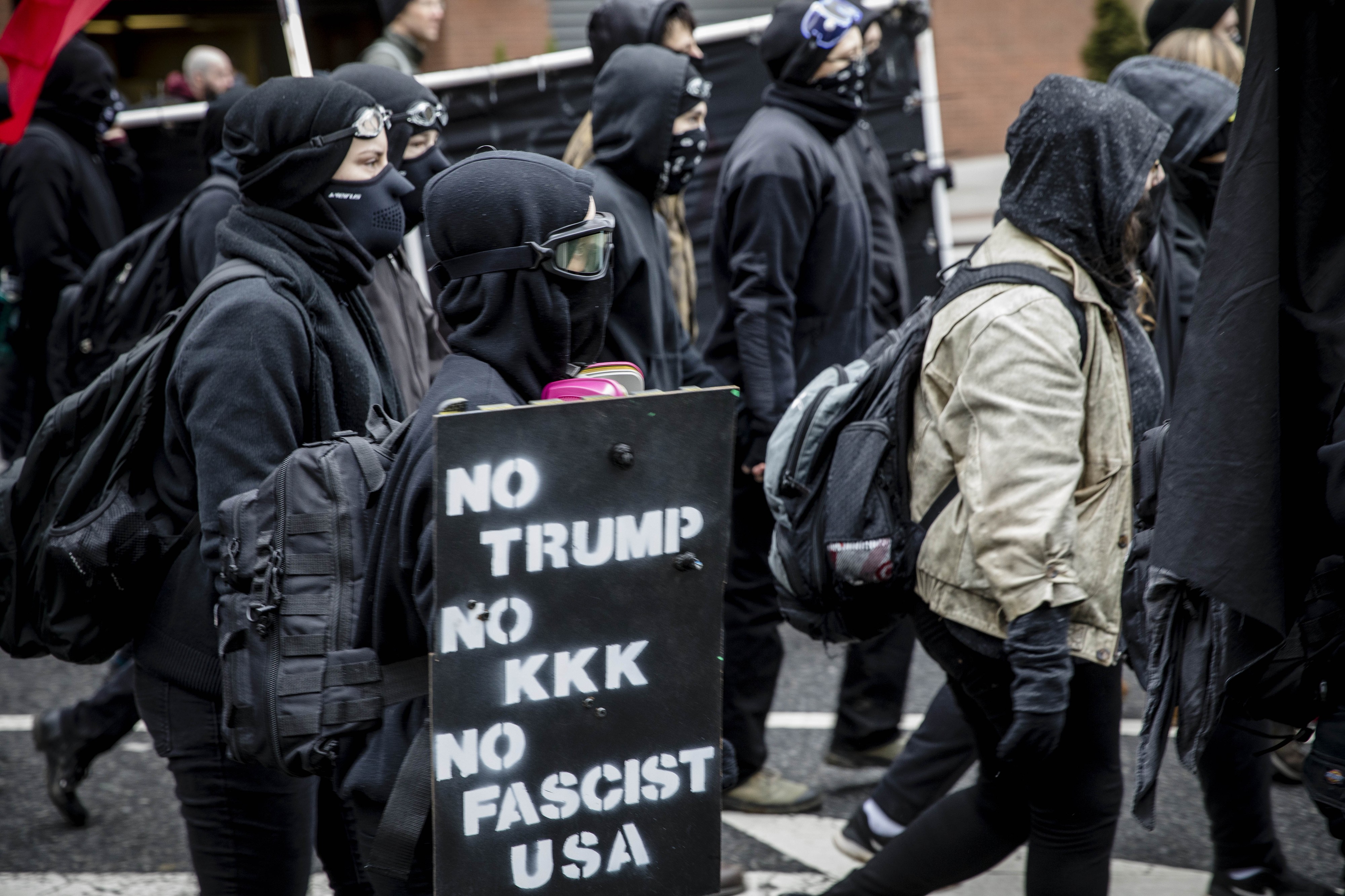 Trumpin vastaisissa mielenosoituksissa marssittiin vain pari korttelia Valkoisesta talosta.