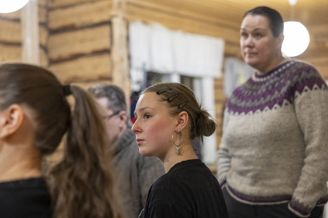 Rauha Wittenberg (keskellä) tekee globaalisti kestäviä valintoja. Yksi niistä on ruokavalio. Takana Anu Loukkola-Salo.