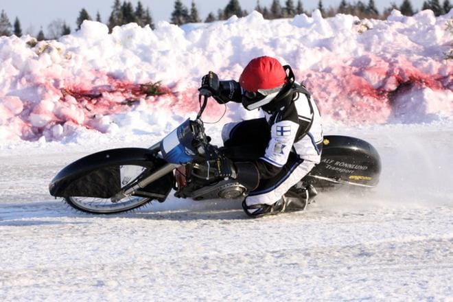 Mats Järf piti parasta vauhtia jääspeedwayn SM-finaalissa lauantaina Kauhajoella. KUVA: VESA RAUHALA