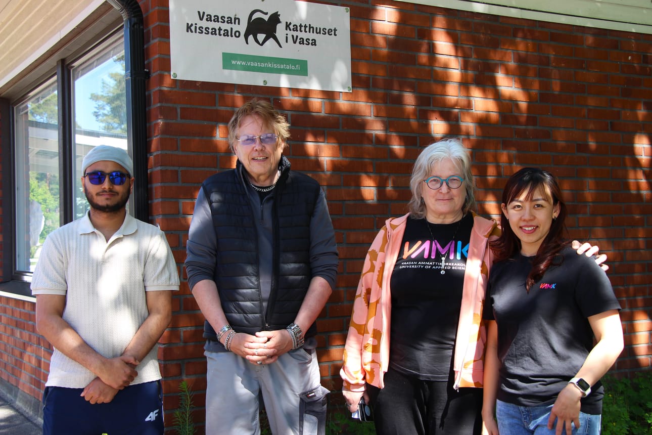 Vaasan ammattikorkeakoulu keksi tavan auttaa sekä harjoittelupaikkaa vailla olevia opiskelijoita että Vaasan kissataloa. Kuvassa energiatekniikan opiskelijat SM Rahman (vas.) ja Yen Phan (oik.) sekä hankkeen työnjohtaja Kjell Klemets ja projektipäällikkö Lotta Saarikoski.