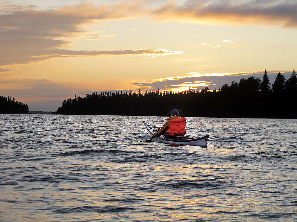 Poissa on ihmisten hälinä ja perämoottorien pärinä. Jorma Kuronen meloo kohti auringonlaskua.
