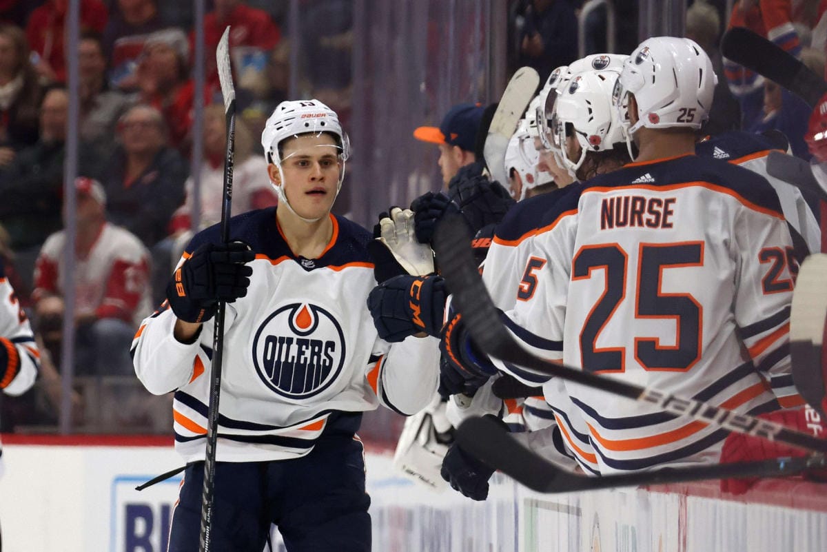 Edmonton Oilersin hyökkääjä Jesse Puljujärvi (vas.) palaa peleihin neljän viikon tauon jälkeen. LEHTIKUVA/AFP