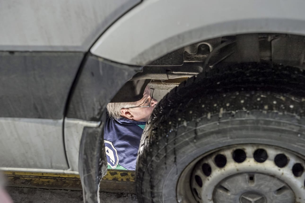 Katsastusmies Jari Forsström tutkii autoa Turun A-Katsastuksen toimipisteessä.