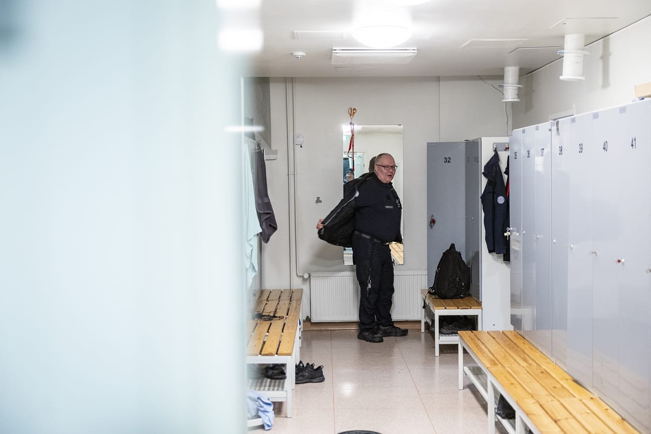 Mika Kumavaara pukee työvaatteensa valmiiksi jo kotona, missä hän myös pesee ne.