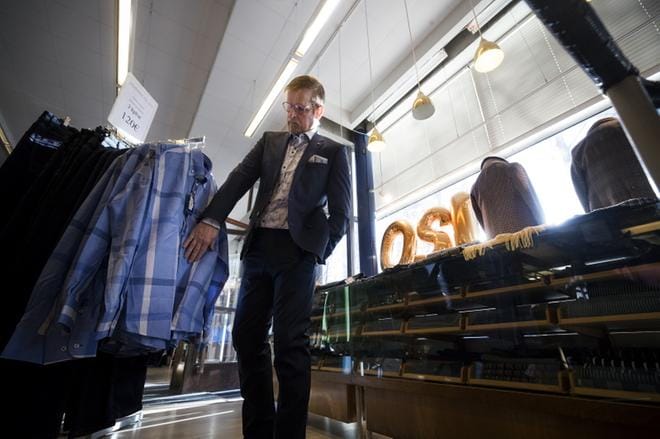 Pieni palveleva liike ei nykypäivänä ole muotia. Jääskeläisen omistaja Tuomas Koskinen ei voi edes 120-vuotisjuhlan kunniaksi töräytellä hurraahuutoja. Vielä kuitenkin sinnitellään. KUVAT JARNO PELLINEN