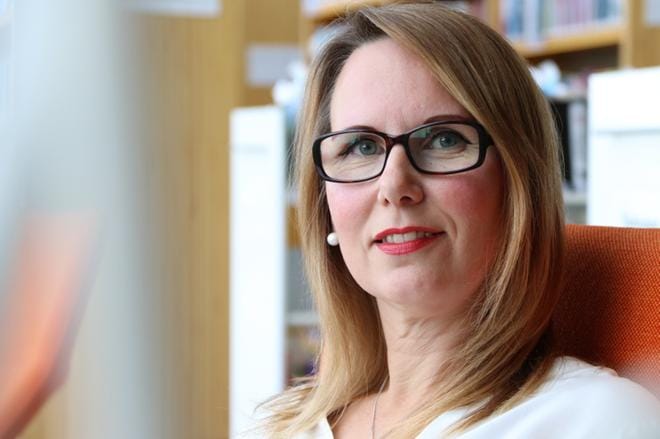 Titta Kurki toivoo, että narsistien tai työpaikka- ja koulukiusaamisen uhrit saisivat voimia runojen tuomasta vertaistuesta. KUVA: VIRPI KUPIAINEN-ÄMMÄLÄ