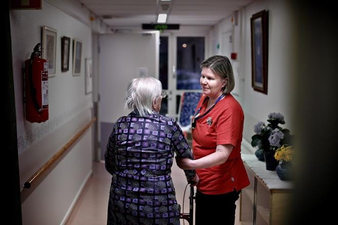 Perushoitaja Leena Hänninen on tehnyt yövuoroja hoitoalalla yli 20 vuotta. Hänen mukaansa työmäärä niissä on lisääntynyt, koska vanhukset tulevat palveluasumisyksiköihin huonokuntoisempina kuin aiemmin. KUVAT: TOMI KOSONEN