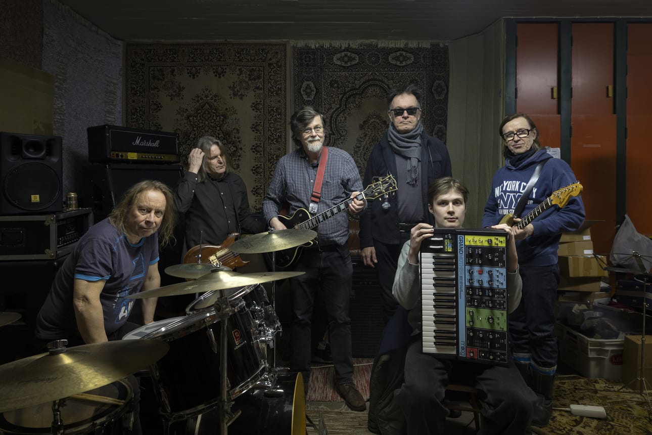 Jyrki Raatikainen, Antti Annunen, Jarno Mällinen, Jyrki Mäki, Vilho Mällinen ja Katz eli Esa Nissi treenaavat Hiukkavaarassa Radiopuhelinten tulevaa keikkaa varten.