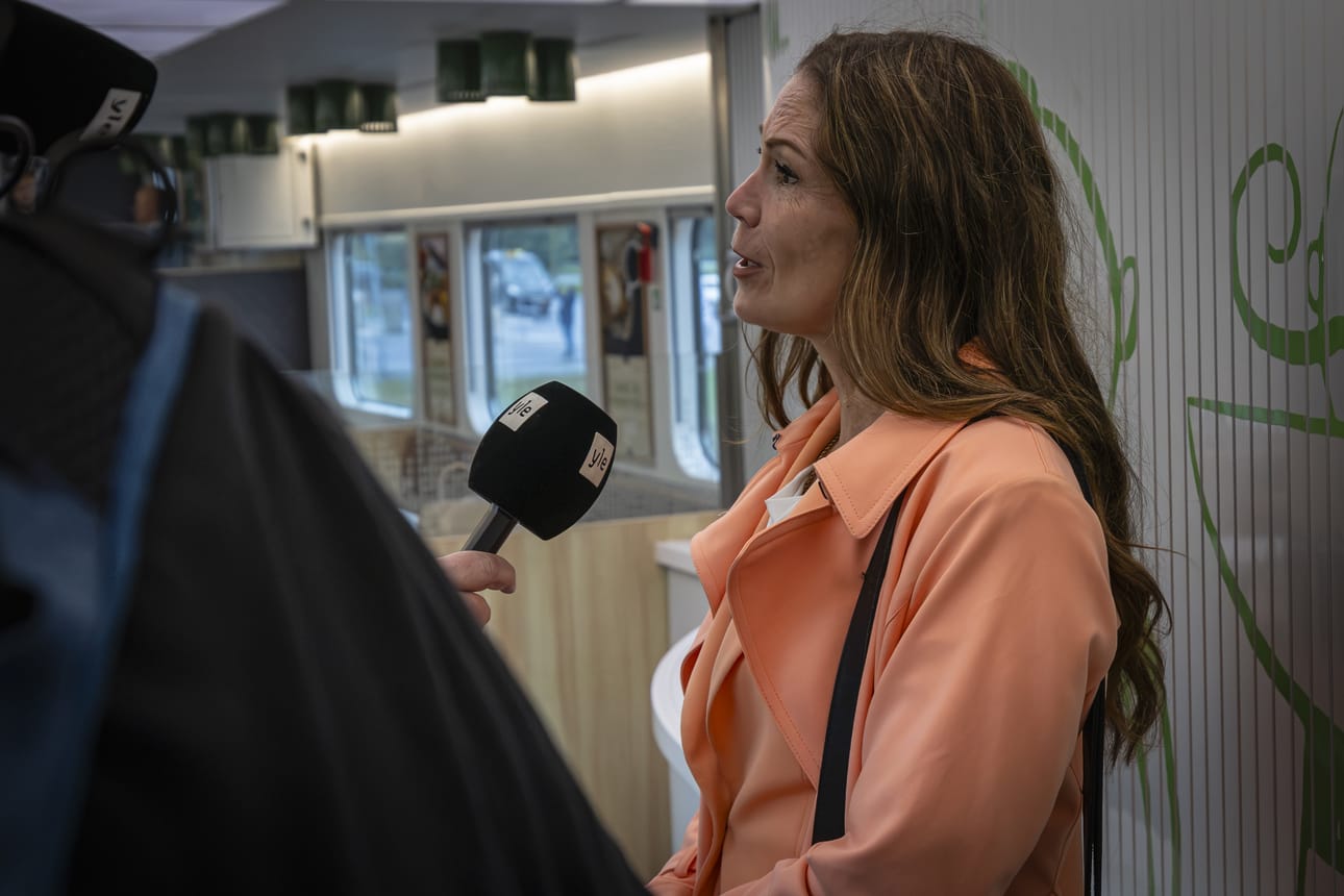 Ensimmäisen junan kyydissä matkustivat muun muassa liikenne- ja viestintäministeri Lulu Ranne (ps.), Oulun ja Tornion kaupunginjohtajat sekä Traficomin että VR:n edustajat.