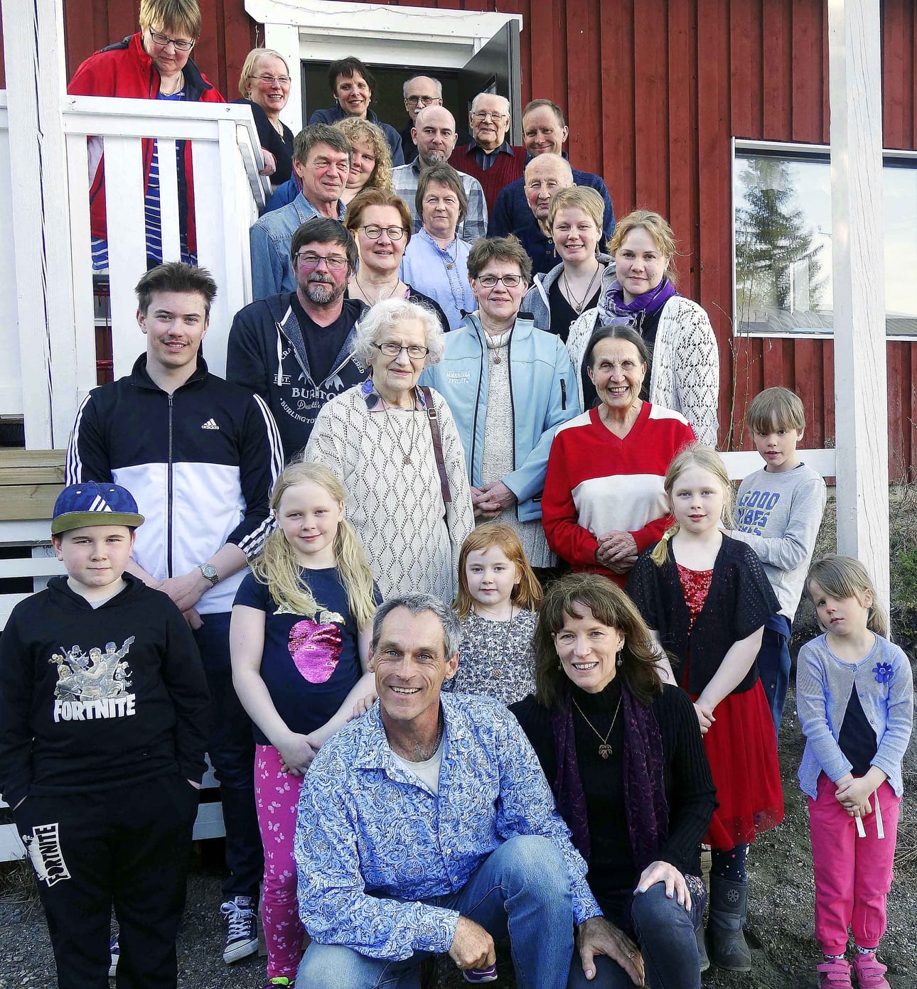 Seppälän sukua ryhmäkuvassa edessä keskellä Choeleen Loundagin ja Ulysses van der Kamp.