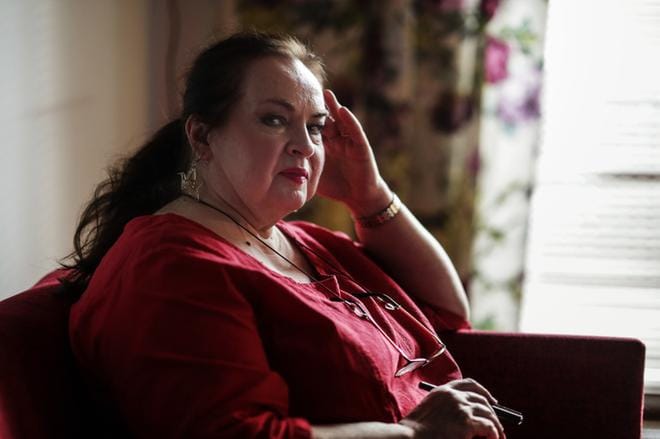 Pirjo Hassinen on saanut valmiiksi oikeistopopulismia käsittelevän trilogiansa, jota hän työsti lähes kymmenen vuotta. "Kun lähetin maaliskuussa uusimman kirjan tekstin kustantamoon, seuraavana päivänä julistettiin pandemia. Se oli perjantai ja kolmastoista päivä." KUVA: Petteri Kivimäki