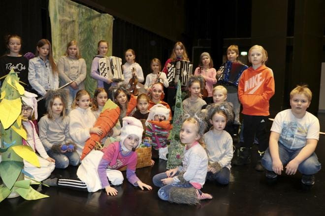 Alajärven musiikkiopiston ja Kuvataidekoulu Eeron yhteinen lastenmusikaali Jussi Jänis ja porkkanajahti on uusi yhteistyön aluevaltaus. Kuvassa musiikkiopistolaisia musikaalin harjoituksissa. KUVA: SARI HEINILÄ