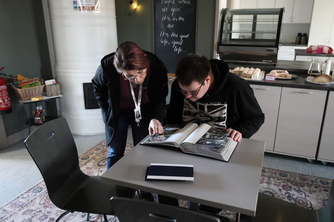 Tullikamarilla pidettiin lauantaina avoimet ovet, jossa innostuttiin selailemaan vanhoja valokuva-albumeita. Tässä albumia ihmettelevät Päivi Myllylä ja Ilkka Koskela.