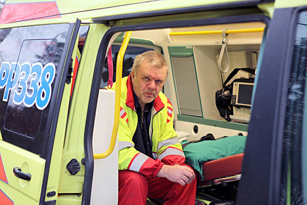 Vaalalainen sairaankuljettaja Pentti Kemppainen pelkää ensihoidon palvelujen huononevan uudistuksen myötä.