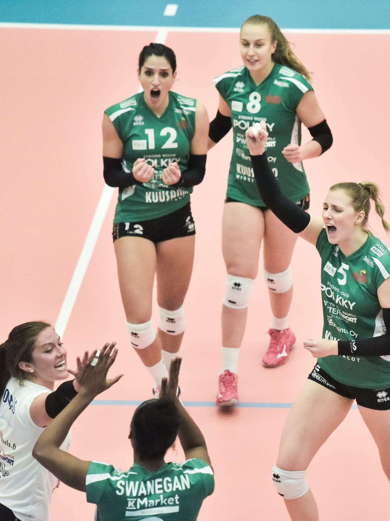Pölkky Kuusamo on edennyt Euroopan Challenge Cupissa 16 parhaan joukkoon. Kuva on viikko sitten Kuusamossa pelatusta Pölkyn ja UTE Volleyball Team Budapestin ensimmäisestä kohtaamisesta.