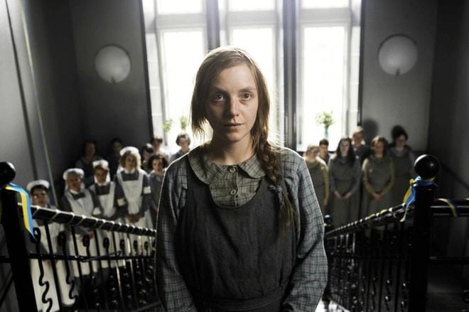 Uusi ihminen kertoo vahvan nuoren naisen (Julia Högberg) taistelusta lapsensa elämän puolesta 1950-luvun Ruotsissa. KUVA: Per Eriksson/Yle