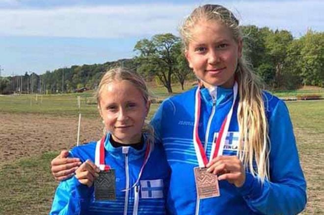 Lycke Karlsson (vas.) ja Sara-Elise Ruokonen juoksivat EM-tuplamitalisteiksi.