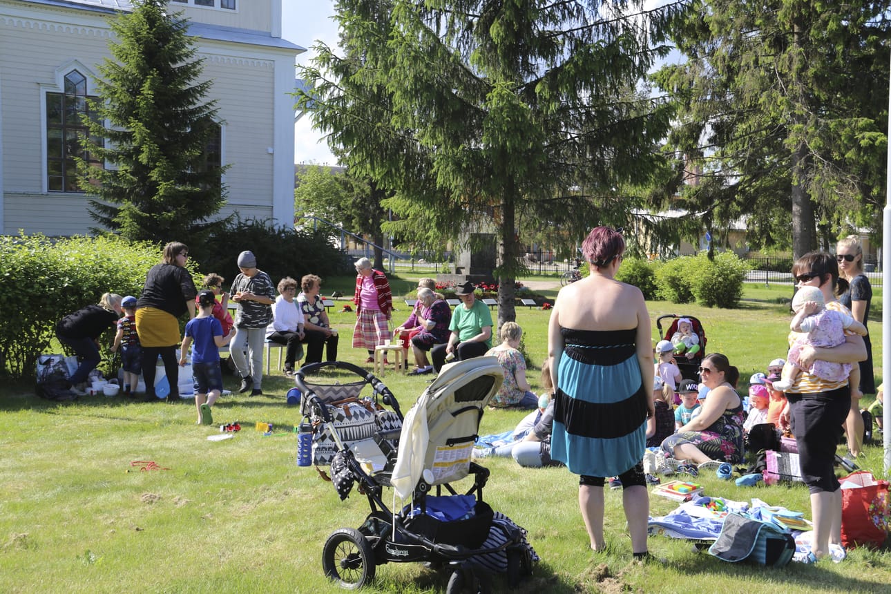 Kirkkopiknik keräsi väkeä Tyrnävän kirkkopuistoon.