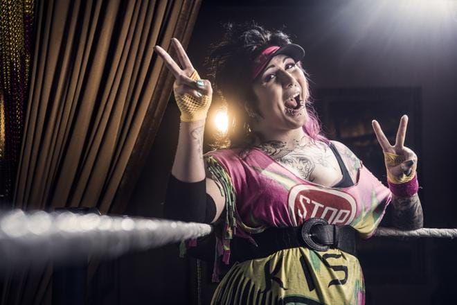 Jessica Love on transsukupuolinen showpainija, joka ammattilaisottelujen lisäksi kiertää maailmaa rockyhtye Lordin kanssa. Jessican henkilökuva ja -tarina ovat esillä valokuvanäyttelyssä Sukupuolena ihminen. Parhaillaan Lapualla esillä olevan näyttelyn tavoitteena on lisätä transnäkyvyyttä sekä ymmärrystä sukupuolen moninaisuudesta. KUVA: VESA TYNI