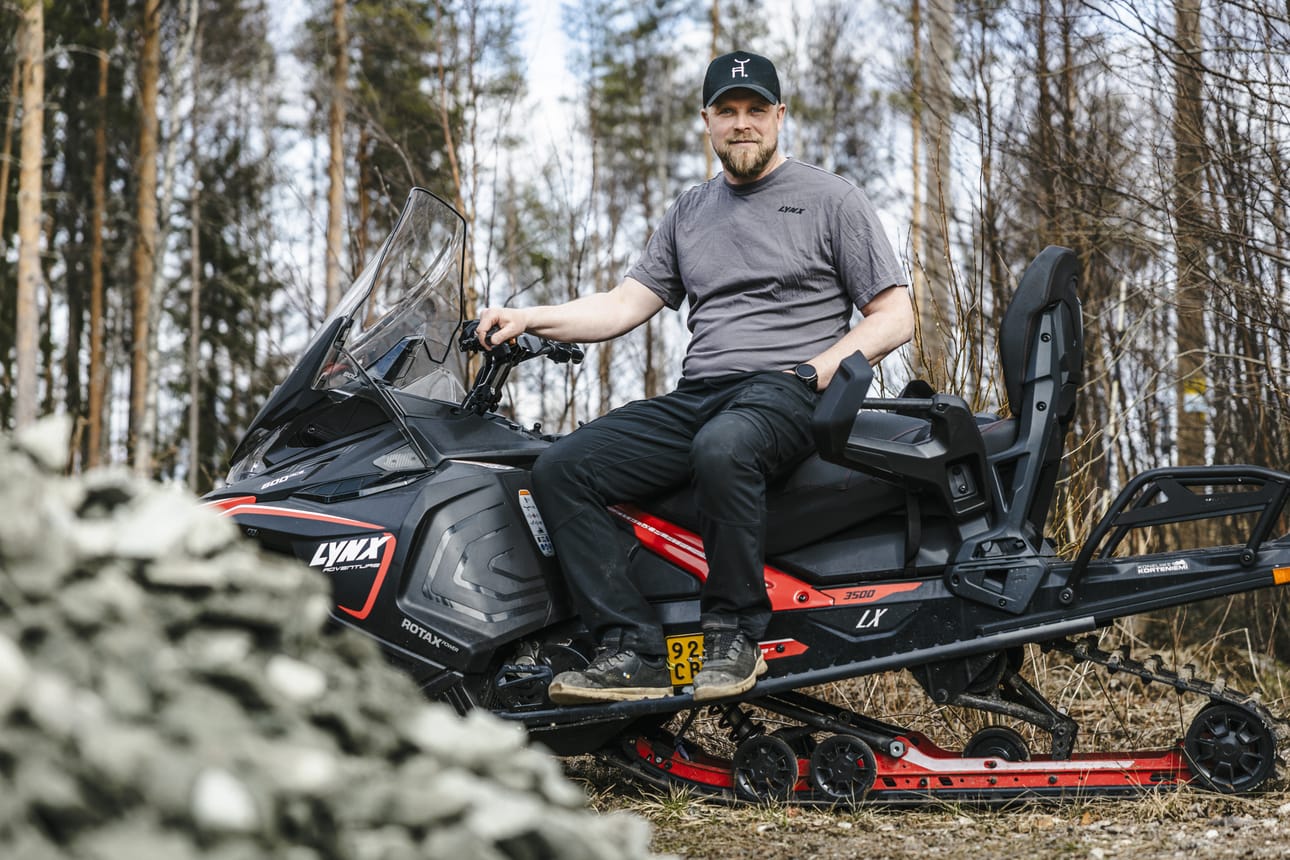 Moottoriliiton hallitukseen valittu Erkki Misikangas on pistänyt kelkkansa kesäteloille, mutta moottoriurheilun saralla riittää puuhaa läpi vuoden. Lappilaiset odottavat jo kuumeisesti vesicrossikauden alkua.