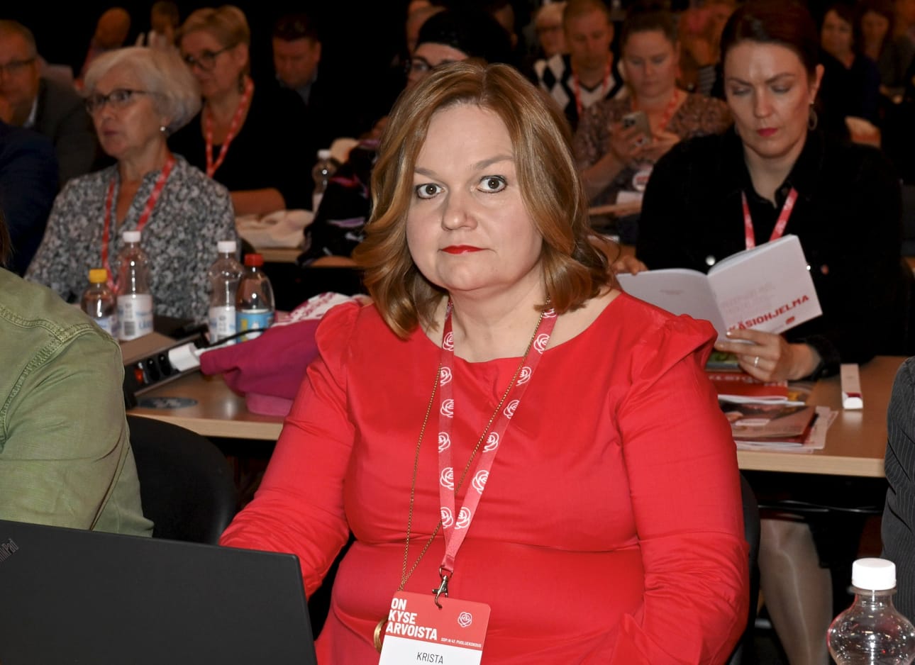 Krista Kiuru tavoitteli SDP:n puheenjohtajan paikkaa Jyväskylän puoluekokouksessa, mutta hävisi perjantain äänestyksessä kansanedustaja Antti Lindtmanille. LEHTIKUVA / MARKKU ULANDER