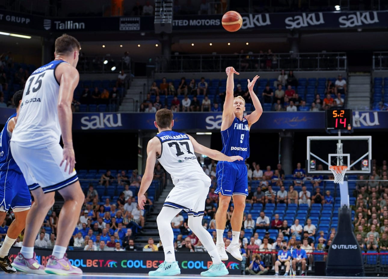 Suomen Sasu Salin heittää pallon yli Viron Kristian Kullmaen ja Maik-Kalev Kotsarin (vas.) koripallon MM-jatkokarsintaottelussa Viro-Suomi Tallinnassa. LEHTIKUVA / VILLE VUORINEN