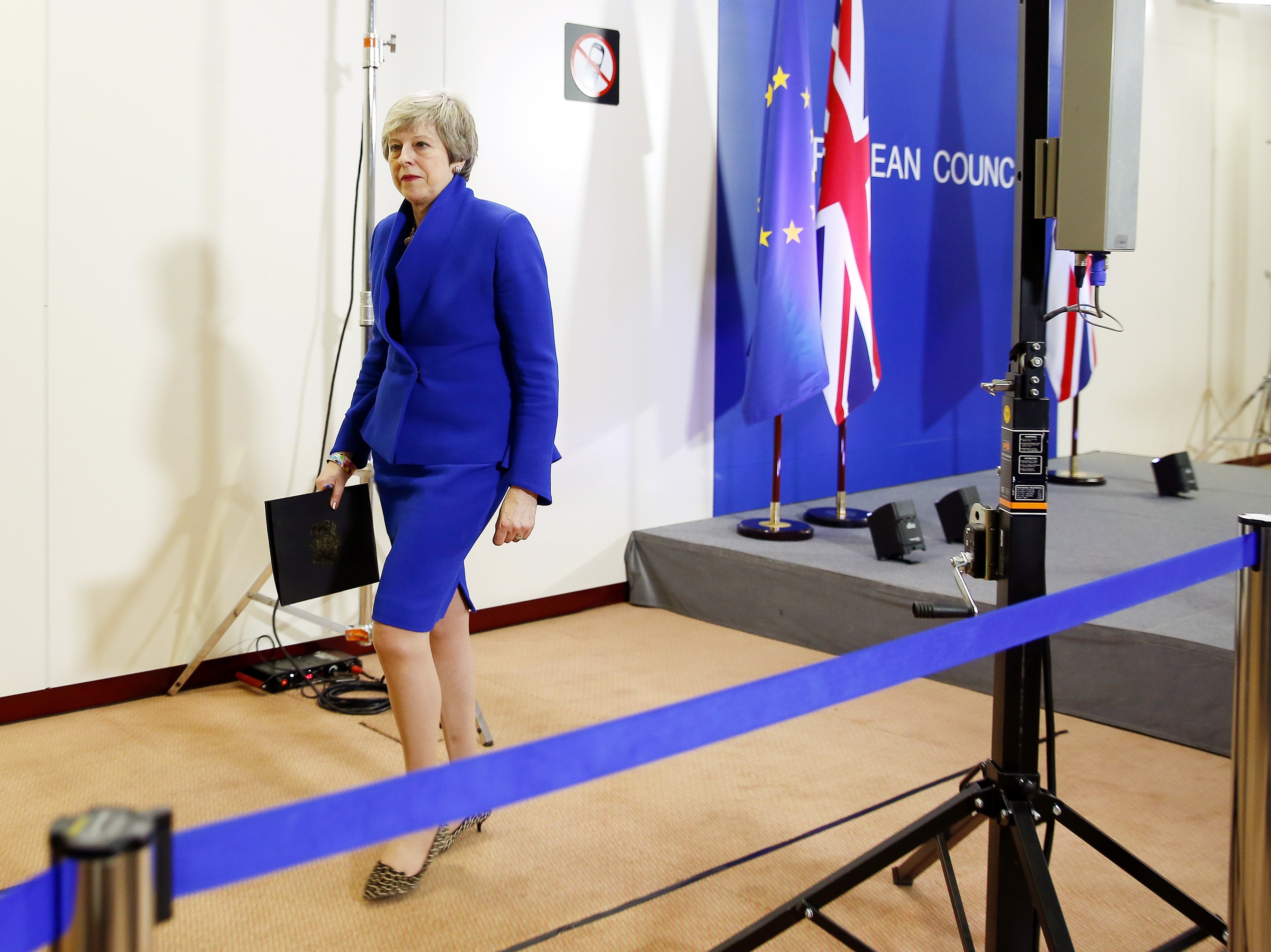 Pääministeri May poistui huippukokouksen jälkeen annettuaan kommenttinsa. Hän oli tässä 27 EU-maan kokouksessa vieraana, vaikka Britannia on yhä täysivaltainen EU:n jäsenmaa.