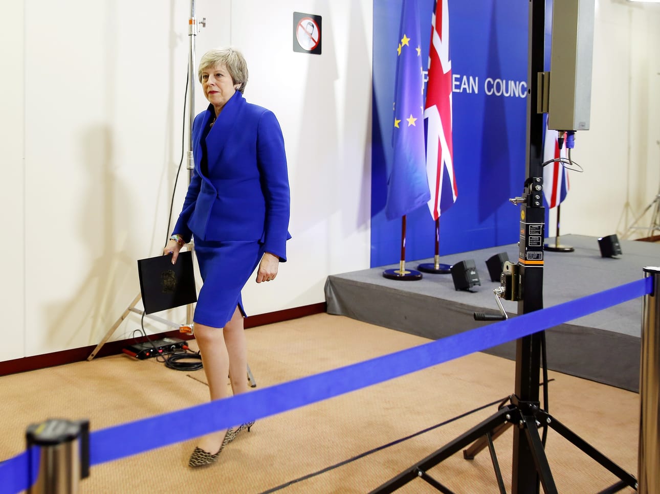 Pääministeri May poistui huippukokouksen jälkeen annettuaan kommenttinsa. Hän oli tässä 27 EU-maan kokouksessa vieraana, vaikka Britannia on yhä täysivaltainen EU:n jäsenmaa.