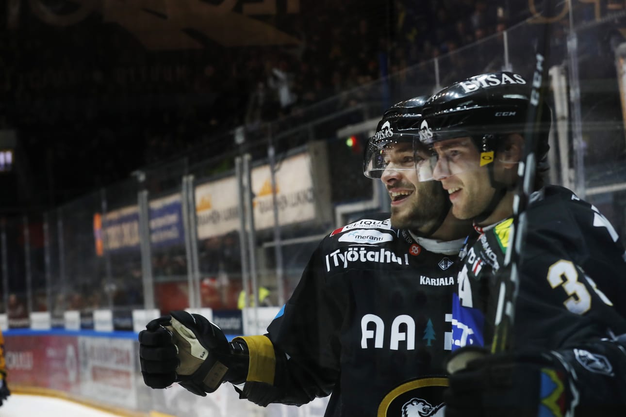 Kärppien Charles Bertrand (vas.) ja Mikael Ruohomaa juhlivat onnistumisia Kärpissä viime kaudella.