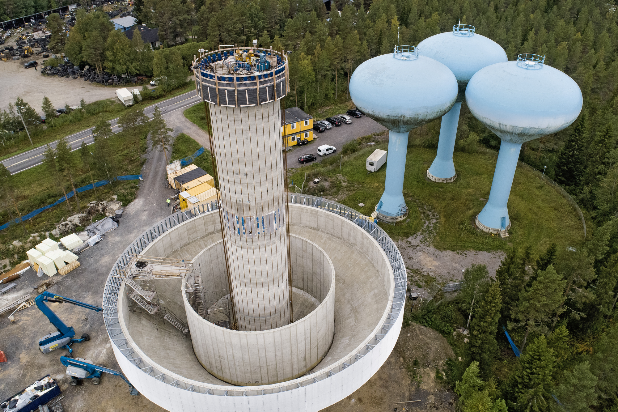 Ilmakuvasta näkee hyvin vesisäiliön rakenteen. Väliseniä erottaa kaksi säiliötä toisistaan. Niissä vesi pidetään kiertävässä liikkeessä.
