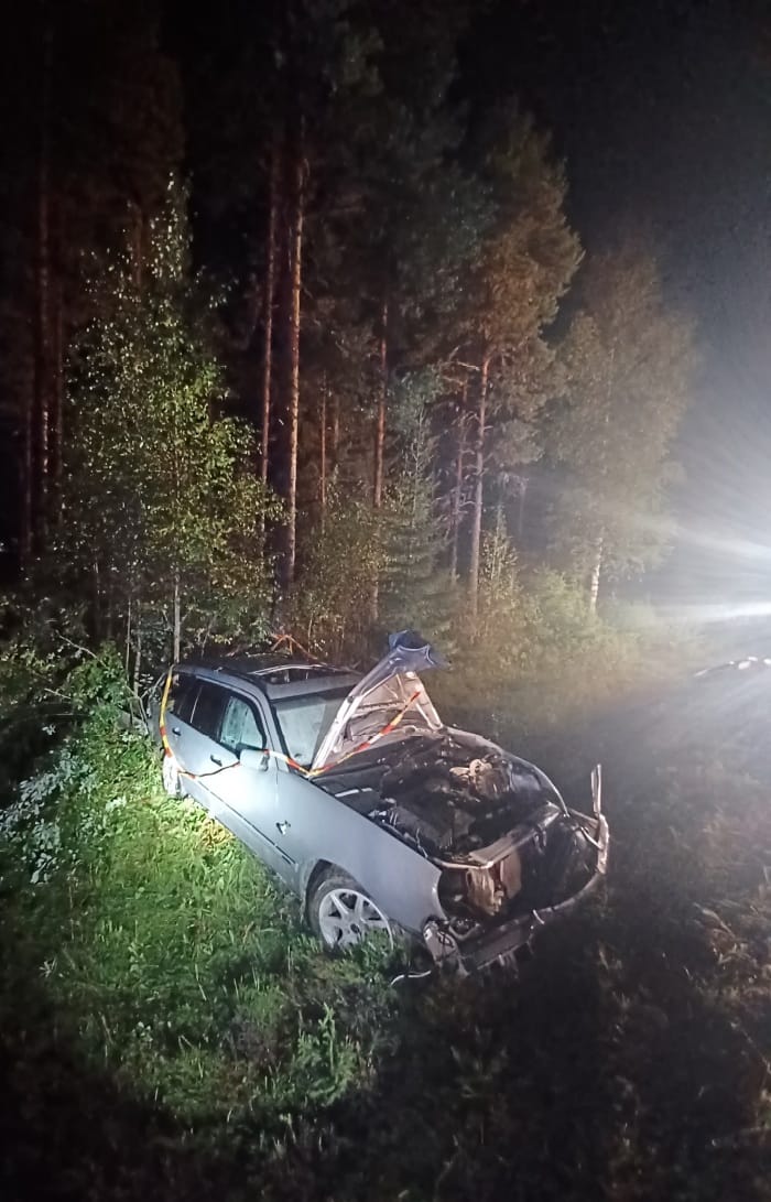Autossa edessä istuneet lensivät ulosajon aikana ulos autosta. Takapenkillä ollut matkustaja pysyi sisällä.