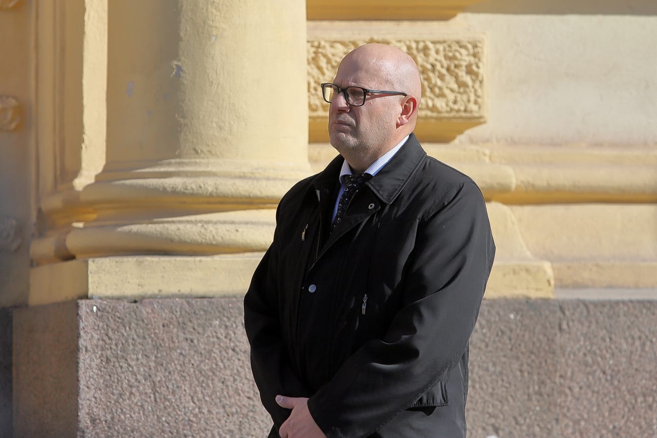 – Ihmisen pienuus on ollut täällä kuolleiden ihmisten osalta kovimmillaan, sanoi Raahen Porvari- ja Kauppakoulun rehtori Tapani Piirala muistolaatan paljastustilaisuudessa.
