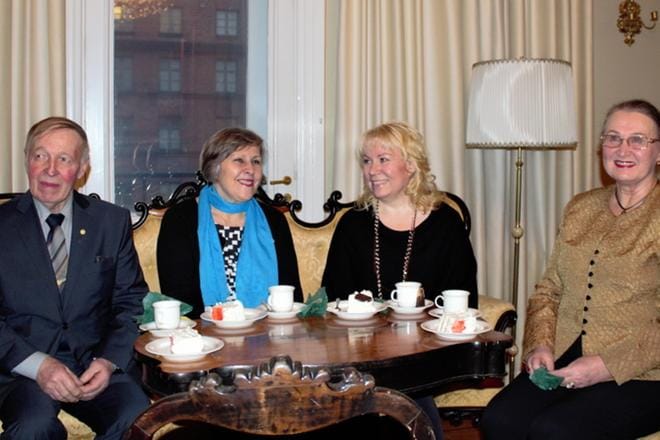 Väinö Pollari, Marja Paukkunen ja Riitta Björkenheim juhlakahveilla palkinnon ojentaneen Sirpa Sainion kanssa. KUVA: NADIA PAAVOLA