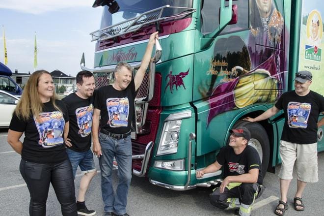 Mika Laakso (toinen oikealta) kävi tervehtimässä tapahtuman järjestäjiä Hannele Loukasmäkeä, Juha Ristimaata, Mikko Nukalaa ja ja Ari Nukalaa. KUVA: JUHA AHO-PYNTTÄRI